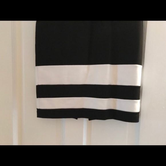 WHBM black and white pencil skirt in size 8. - Picture 2 of 6